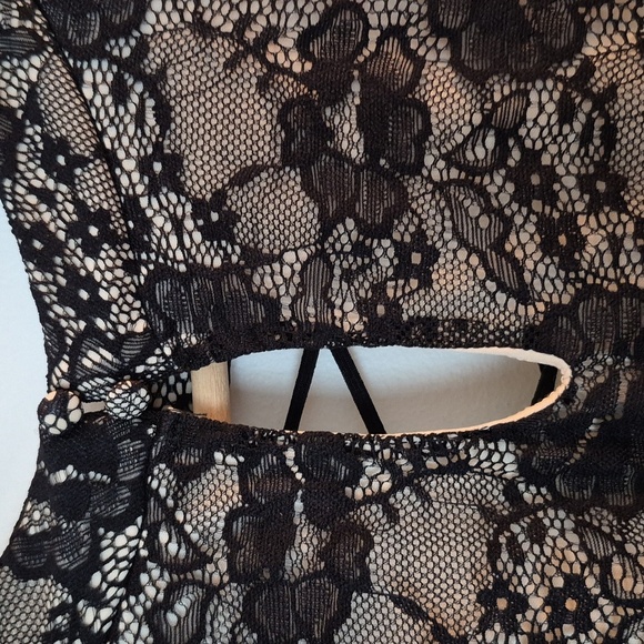 NWT Torrid Black Laceup Lace Peplum Lined Long Sleeve Criss Cross Neck Size 3X - Picture 4 of 8